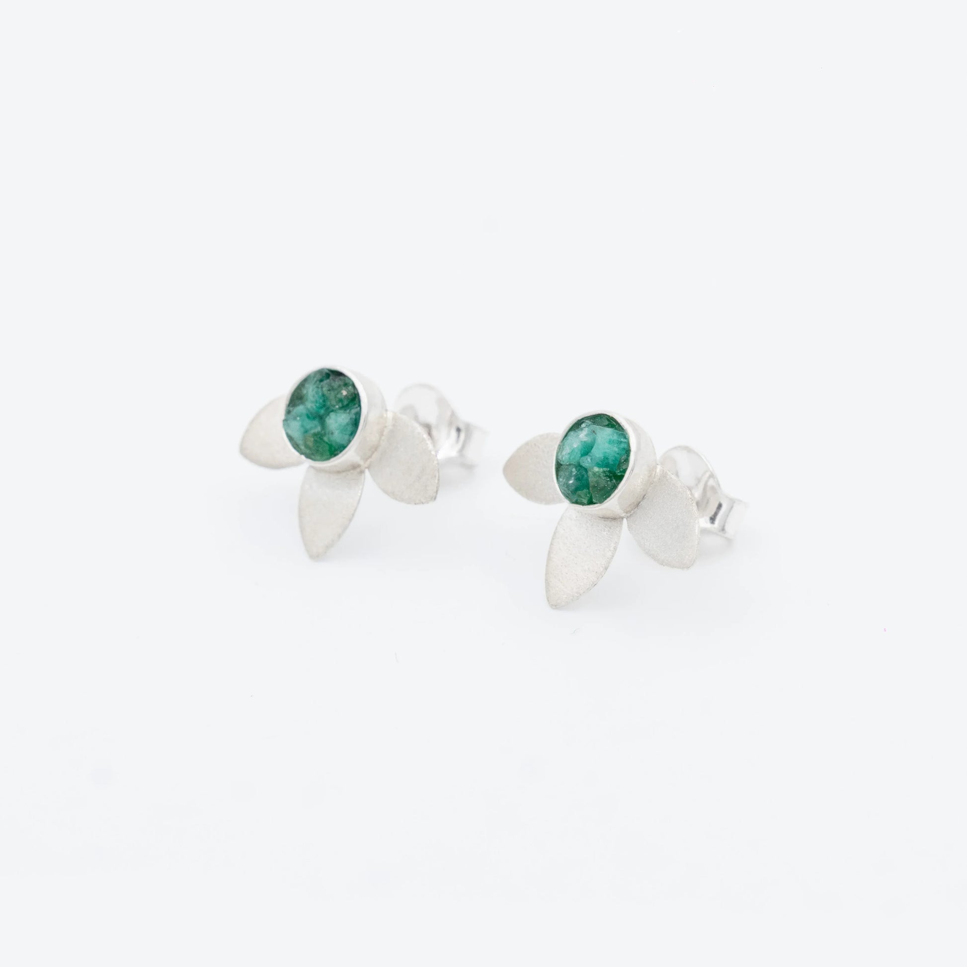 Silver 950 stud earrings with three petal-like shapes and a round Colombian emerald.