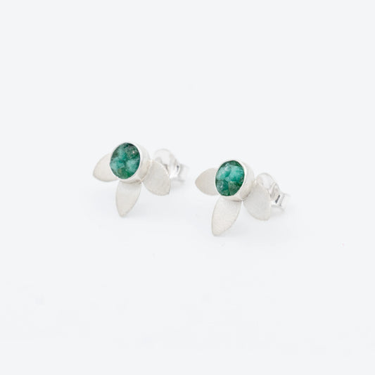 Silver 950 stud earrings with three petal-like shapes and a round Colombian emerald.