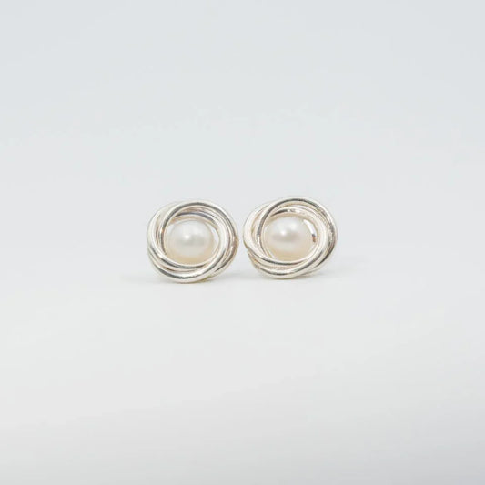 Arete nido plata 950 con perla natural. Joyería artesanal elegante femenina. Diseño exclusivo hecho a mano.