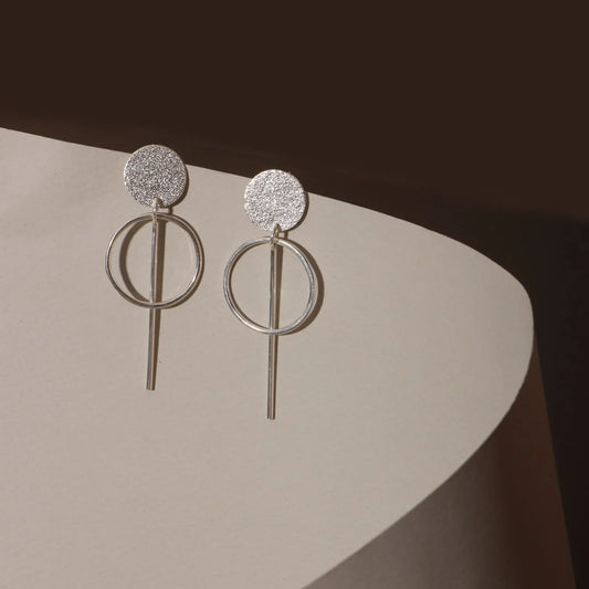 Arete circulo aro palo movimiento plata