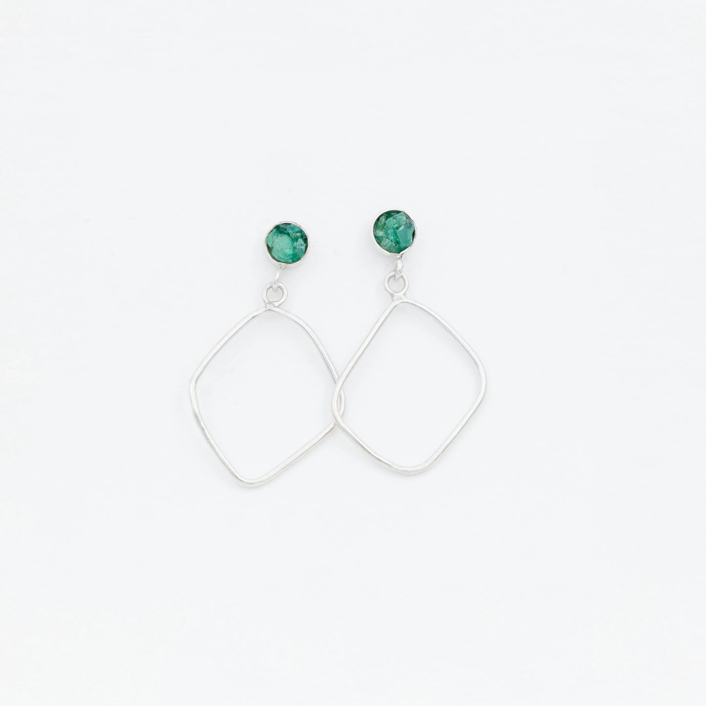 Handmade recycled silver 950 rhombus earrings with round Colombian emeralds.