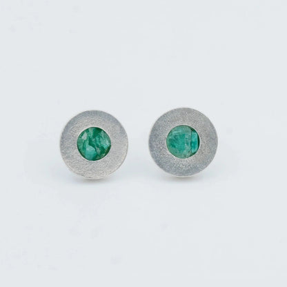 Round textured silver 950 stud earrings with raw Colombian emeralds.