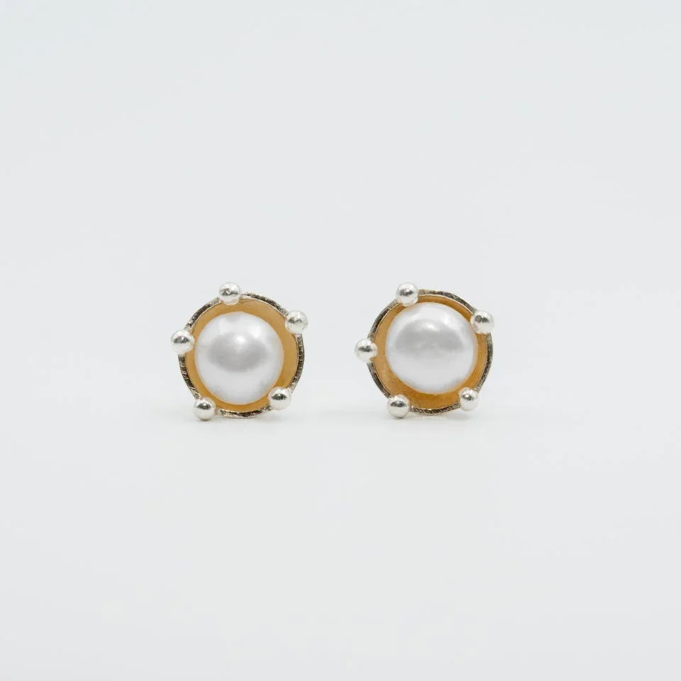 Aretes plata 950 con perlas naturales. Joyería artesanal elegante clásica. Diseño atemporal hecho a mano