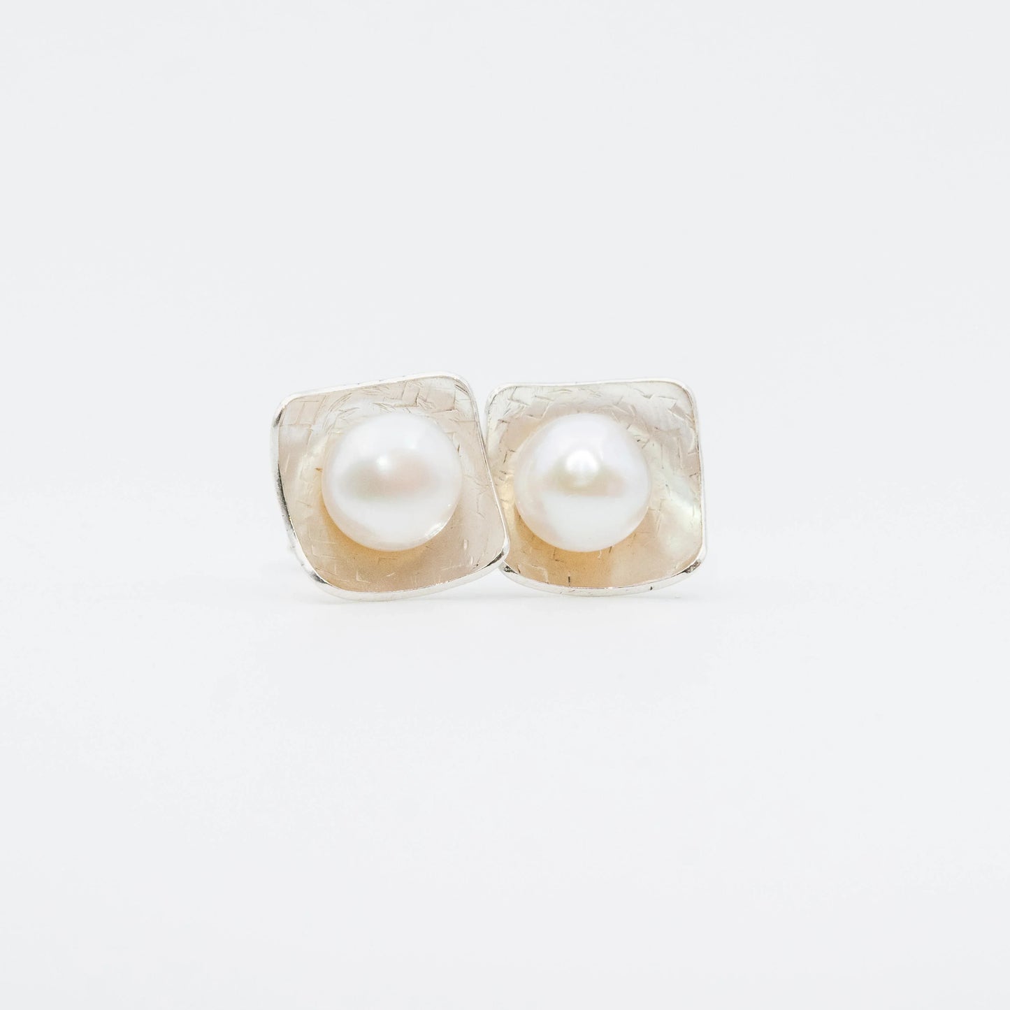 Square recycled silver 950 stud earrings with a round white pearl in the center.