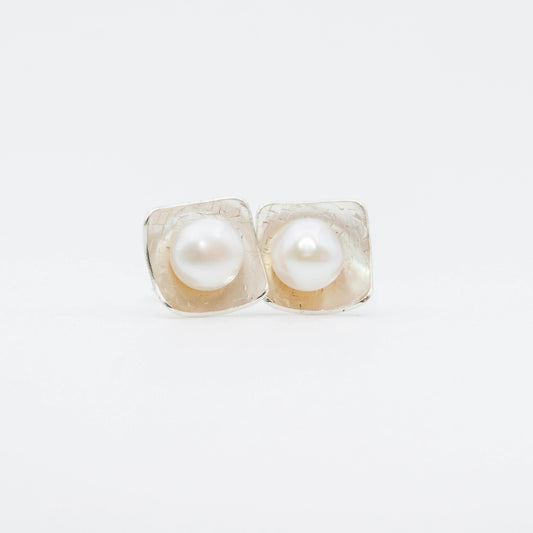Square recycled silver 950 stud earrings with a round white pearl in the center.