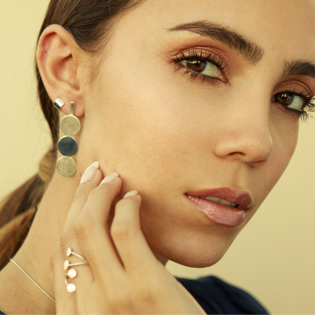 {"media":[{"id":"gid://shopify/MediaImage/42823386693945","alt":"Aretes en plata 3 monedas","type":"IMAGE","src":"https://cdn.shopify.com/s/files/1/0757/9022/1625/files/Aretes_en_plata_3_monedas_24x24@3x.jpg?v=1750956455","altText":"Aretes en plata 3 monedas"},{"id":"gid://shopify/MediaImage/42863979954489","alt":"Aretes en plata 3 monedas","type":"IMAGE","src":"https://cdn.shopify.com/s/files/1/0757/9022/1625/files/Aretes_en_plata_3_monedas_24x24@3x.png?v=1750956474","altText":"Aretes en plata 3 monedas"}]