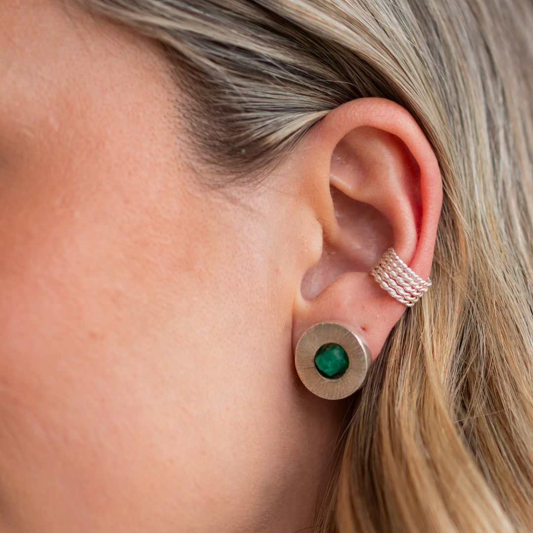 Ear cuff entorchado plata 950 texturizado. Joyería artesanal moderna. Diseño envolvente hecho a mano.