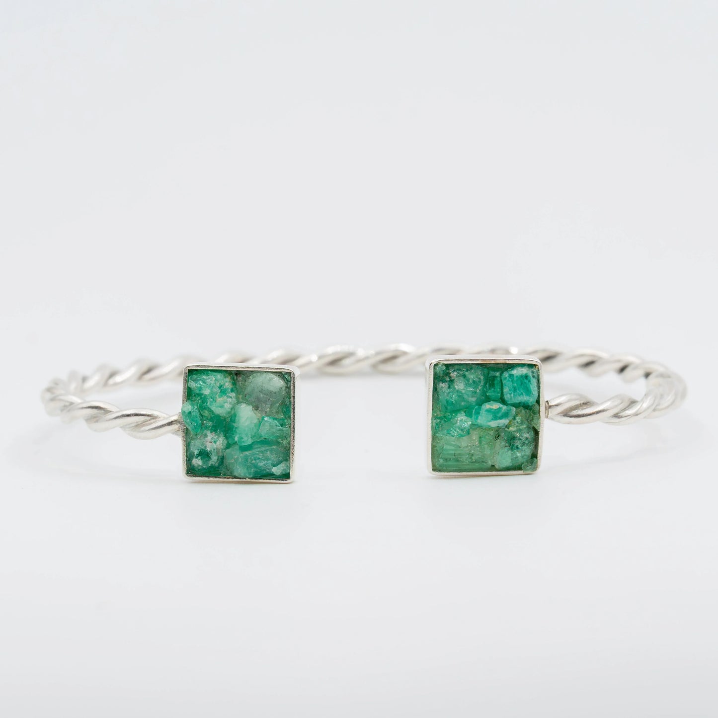 Brazalete plata 950 y esmeraldas en bruto colombianas, regalo perfecto para mujer. Elaborado a mano con plata reciclada de pilas y radriografias. 