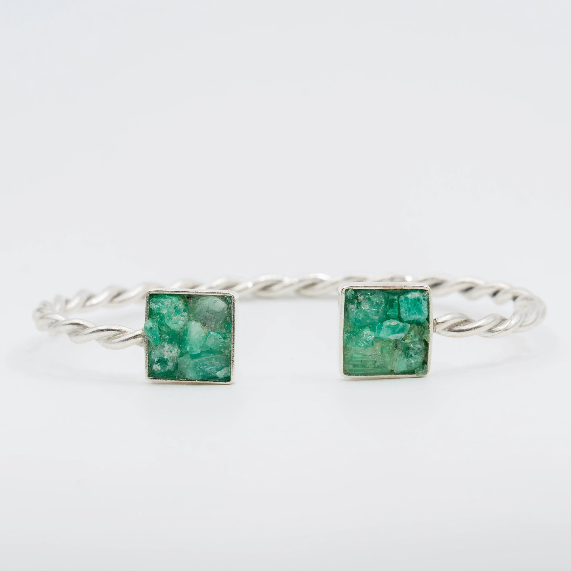 Brazalete plata 950 y esmeraldas en bruto colombianas, regalo perfecto para mujer. Elaborado a mano con plata reciclada de pilas y radriografias. 