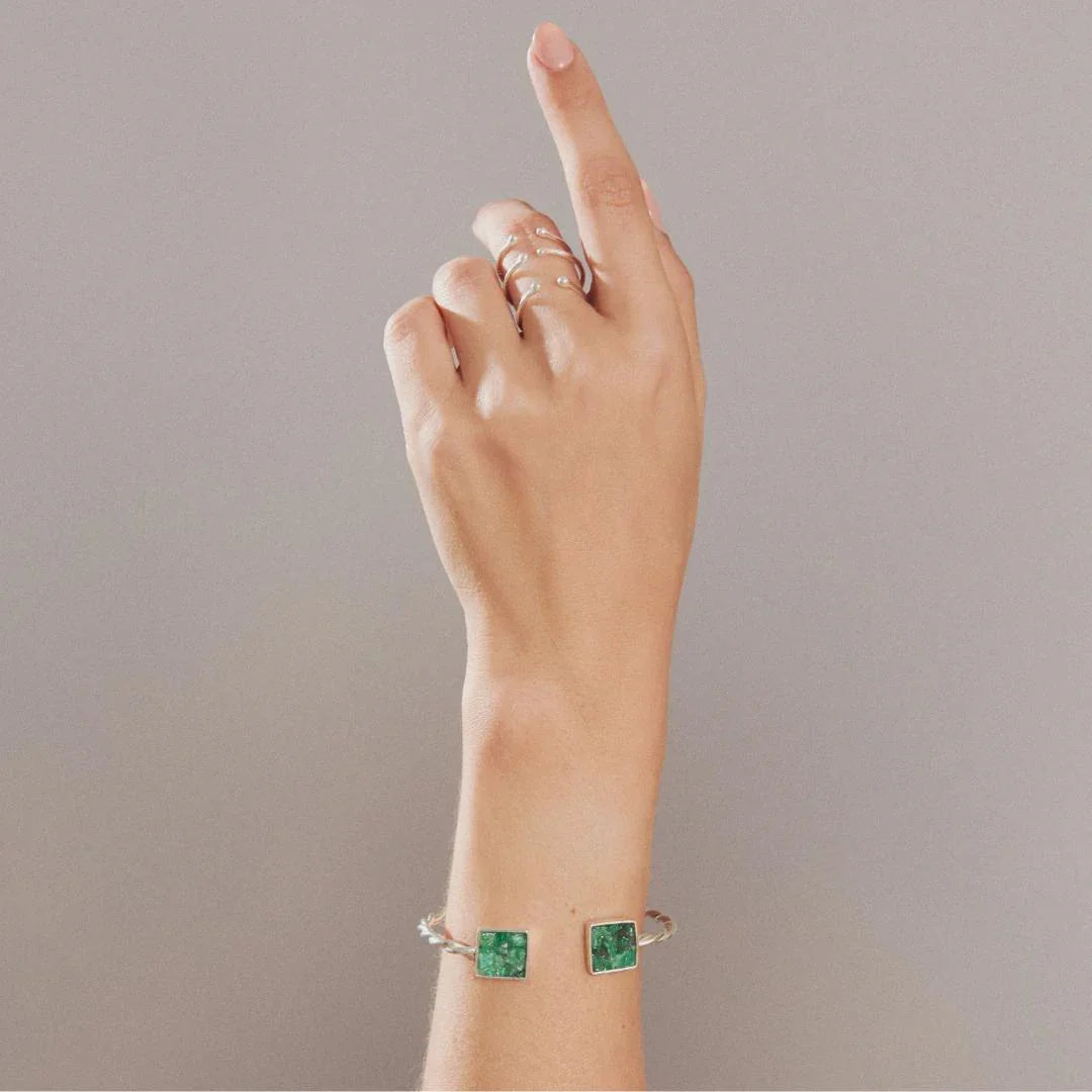 Brazalete plata 950 y esmeraldas en bruto colombianas, regalo perfecto para mujer. Elaborado a mano con plata reciclada de pilas y radriografías. 