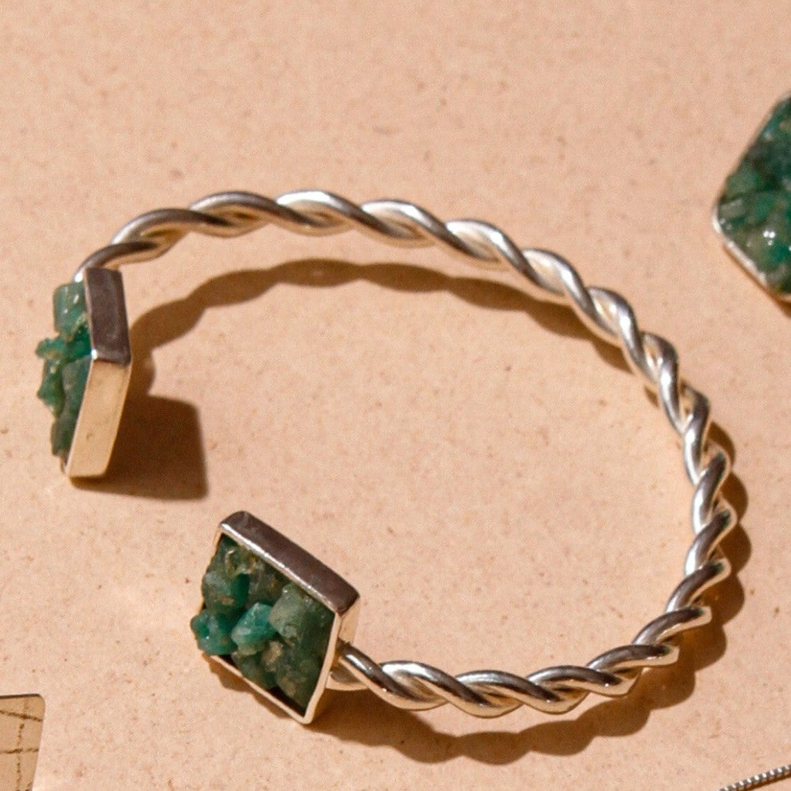 Brazalete plata 950 y esmeraldas en bruto colombianas, regalo perfecto para mujer. Elaborado a mano con plata reciclada de pilas y radriografías. 
