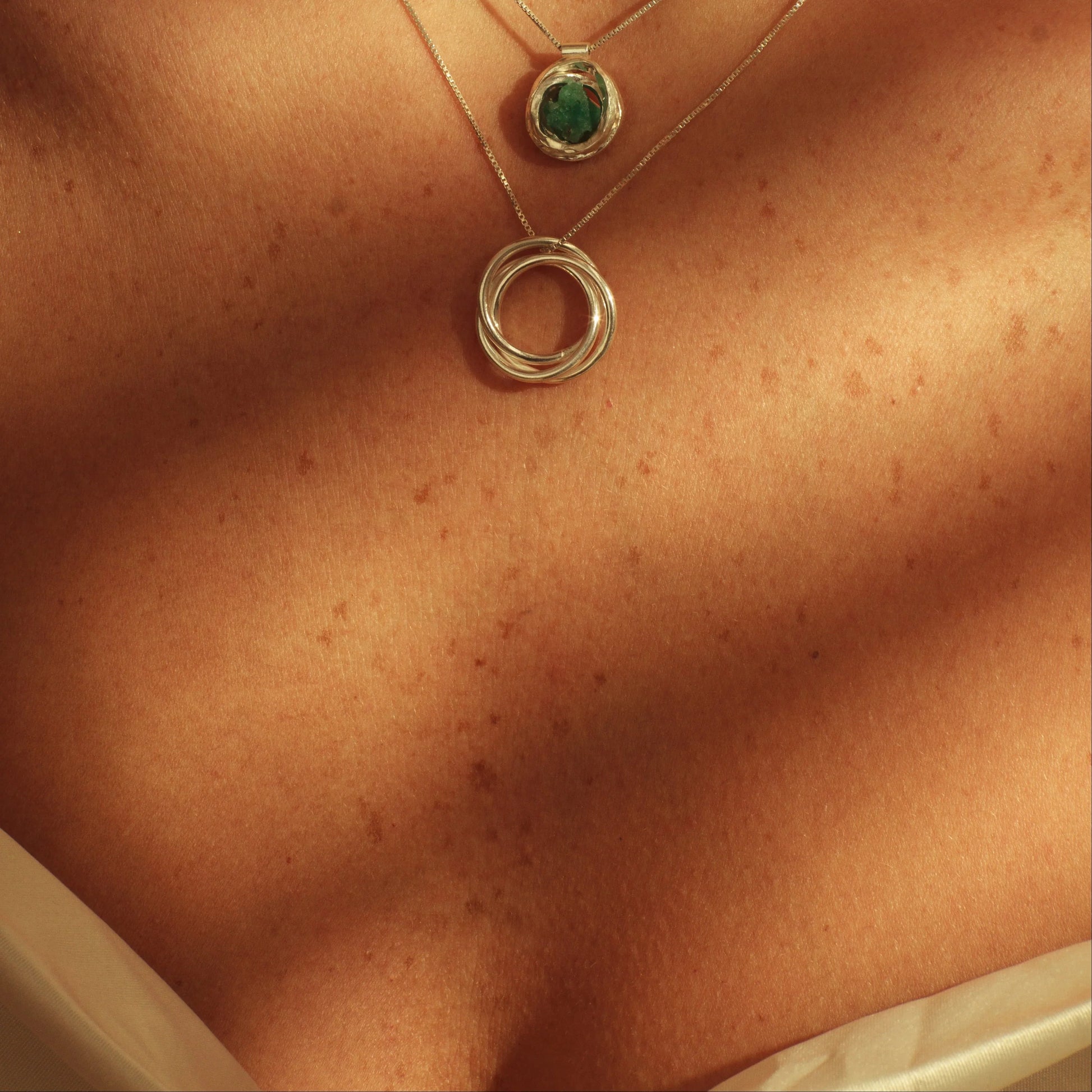 Dije tres círculos plata 950 entrelazados. Joyería artesanal geométrica. Diseño simbólico hecho a mano.