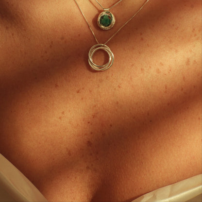 Dije tres círculos plata 950 entrelazados. Joyería artesanal geométrica. Diseño simbólico hecho a mano.