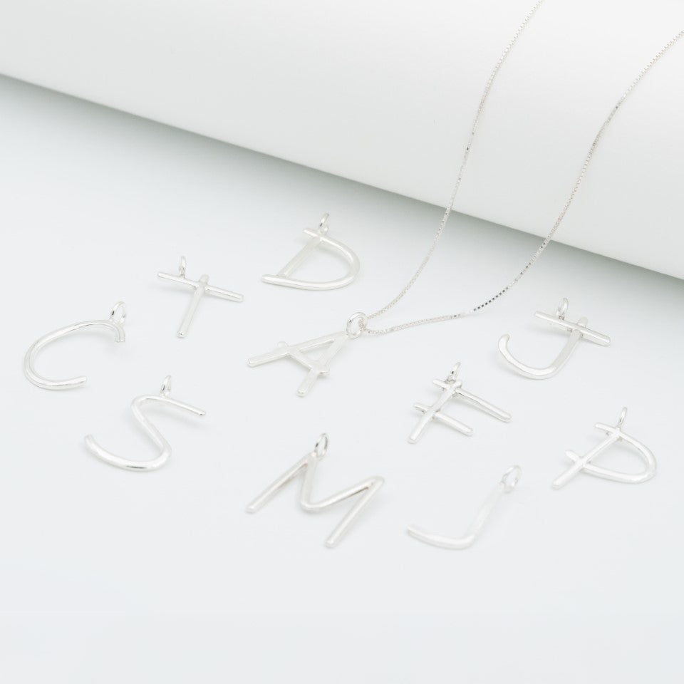 Dije iniciales plata 950 personalizado. Joyería artesanal única. Diseño personalizado hecho a mano Colombia.