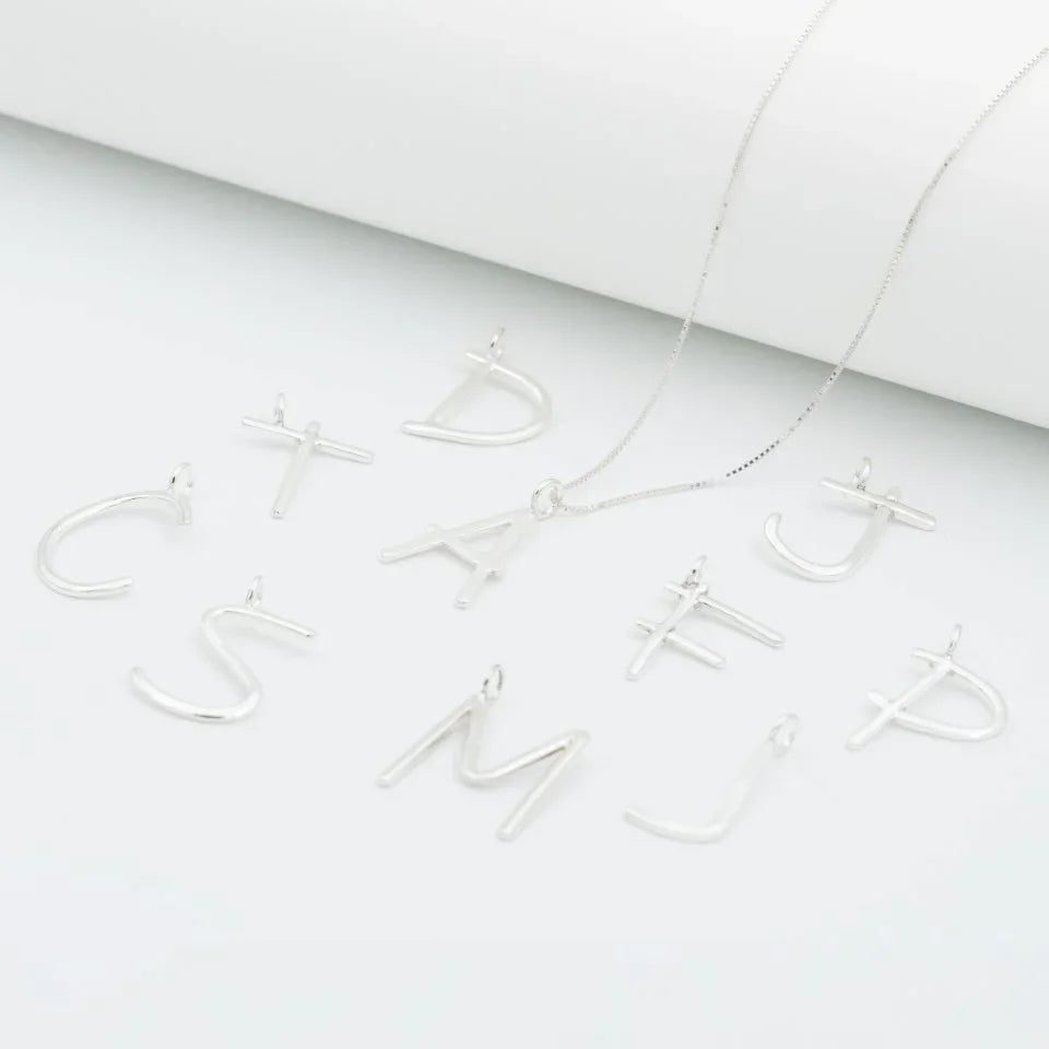 Dije iniciales plata 950 personalizado. Joyería artesanal única. Diseño personalizado hecho a mano Colombia.