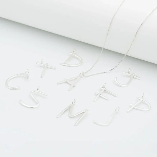 Dije iniciales plata 950 personalizado. Joyería artesanal única. Diseño personalizado hecho a mano Colombia.
