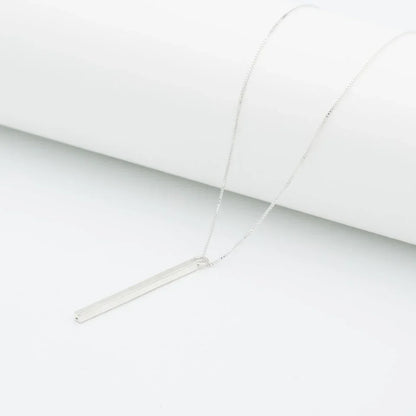 Dije barra plata 950 minimalista. Joyería artesanal lineal simple. Diseño arquitectónico hecho a mano.
