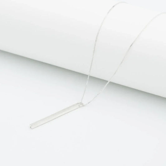 Dije barra plata 950 minimalista. Joyería artesanal lineal simple. Diseño arquitectónico hecho a mano.