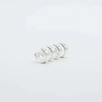 Ear cuff cuatro aros plata 950 geométrico. Joyería artesanal circular. Diseño moderno hecho a mano.