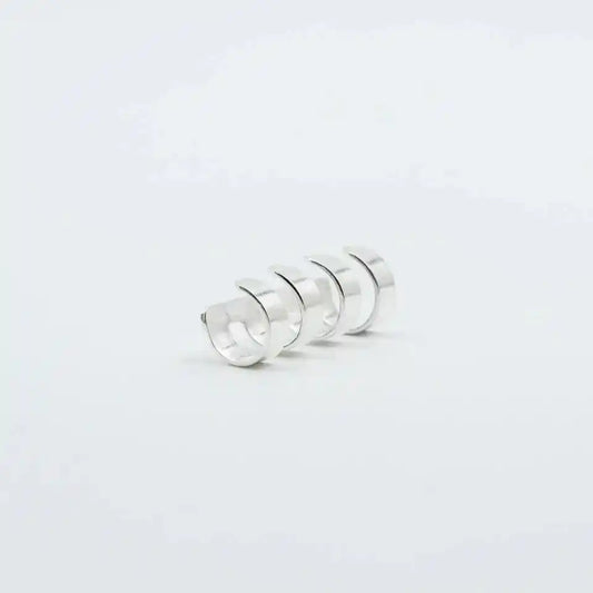 Ear cuff cuatro aros plata 950 geométrico. Joyería artesanal circular. Diseño moderno hecho a mano.