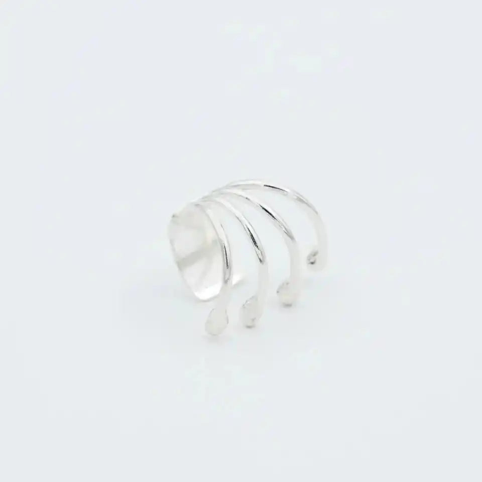 Ear cuff cuatro fósforos plata 950. Joyería artesanal dinámica. Diseño movimiento hecho a mano.