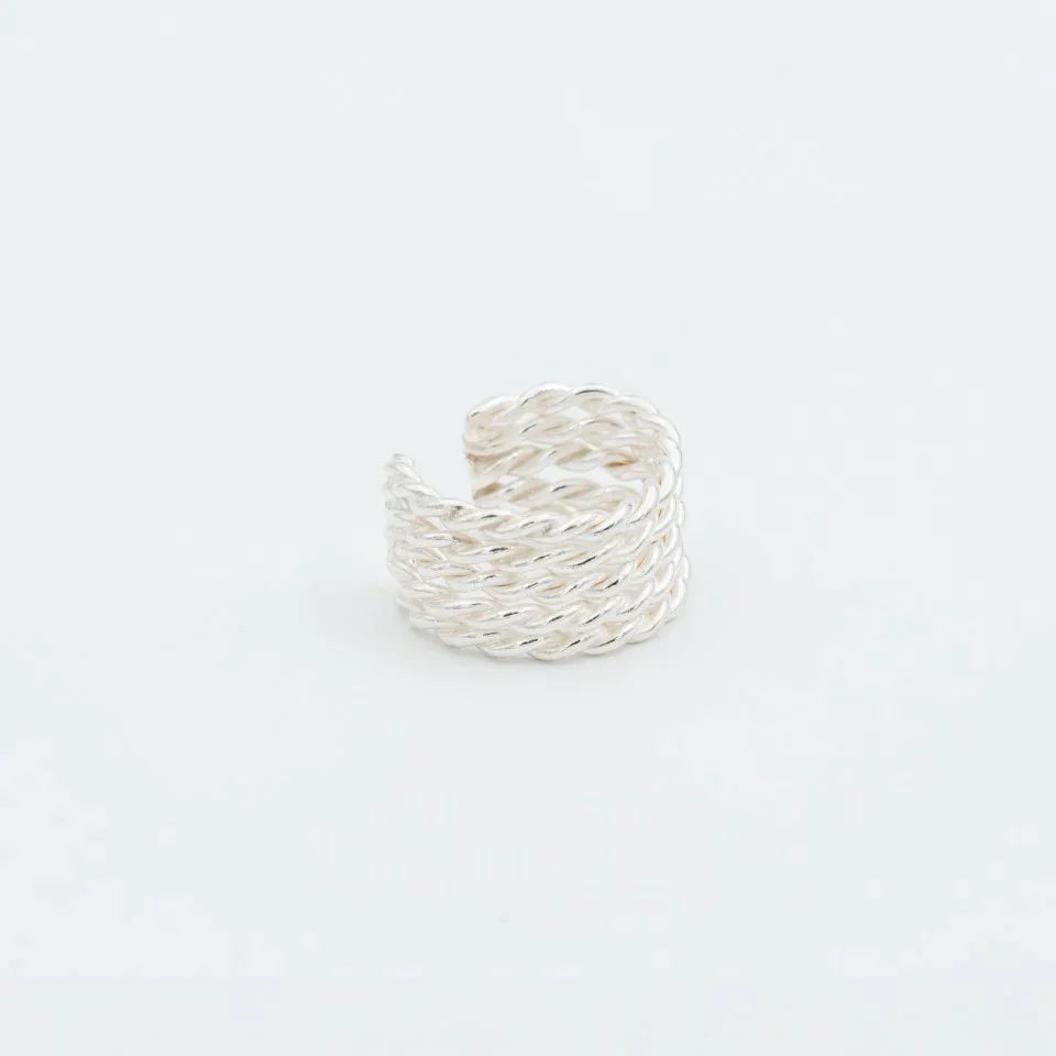 Ear cuff entorchado plata 950 texturizado. Joyería artesanal moderna. Diseño envolvente hecho a mano.