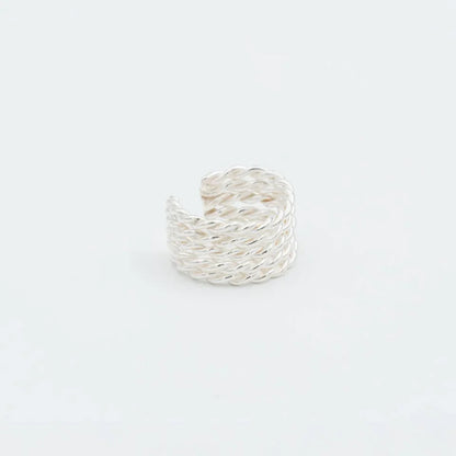 Ear cuff entorchado plata 950 texturizado. Joyería artesanal moderna. Diseño envolvente hecho a mano.