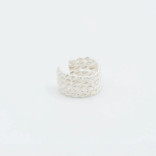 Ear cuff entorchado plata 950 texturizado. Joyería artesanal moderna. Diseño envolvente hecho a mano.