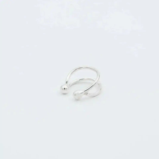 Ear cuff hilos dos puntos plata 950. Joyería artesanal minimalista. Diseño lineal hecho a mano.
