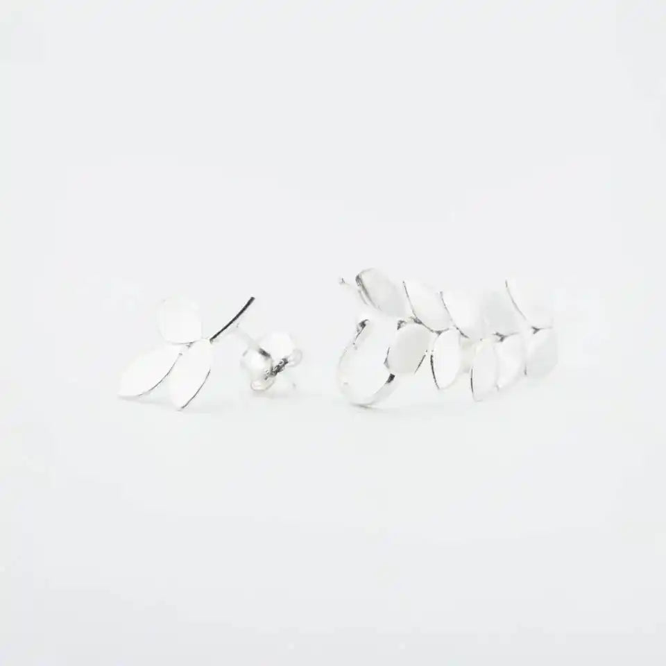 Ear cuff hojas plata 950 botánico. Joyería artesanal natural orgánica. Diseño foliar hecho a mano.