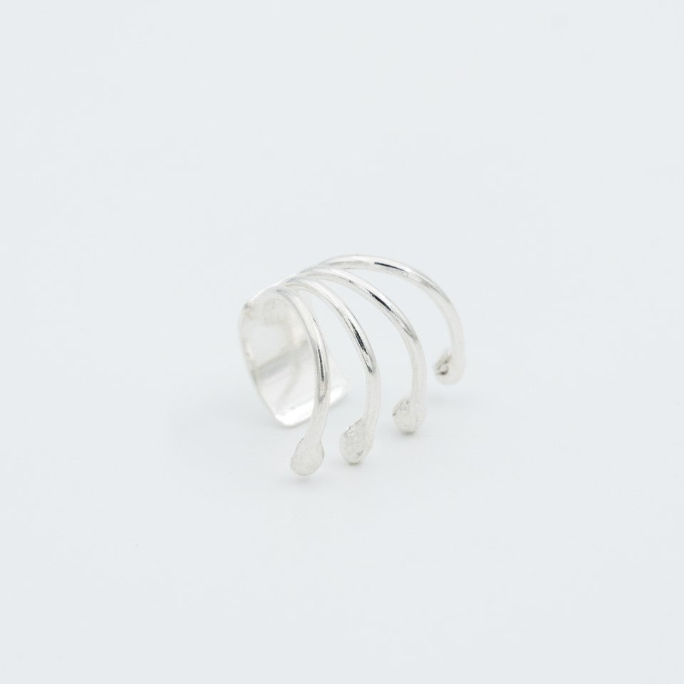 Ear cuff cuatro fósforos plata 950. Joyería artesanal dinámica. Diseño movimiento hecho a mano.