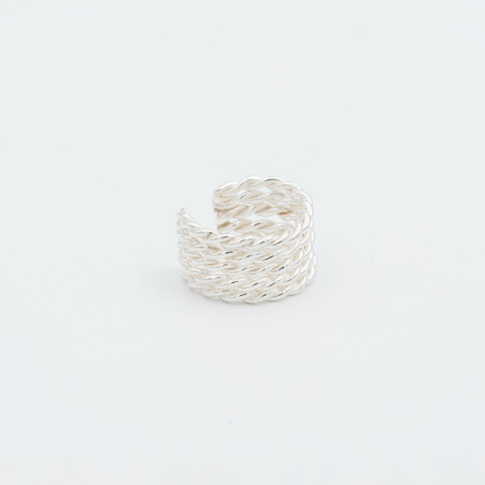 Ear cuff entorchado plata 950 texturizado. Joyería artesanal moderna. Diseño envolvente hecho a mano.