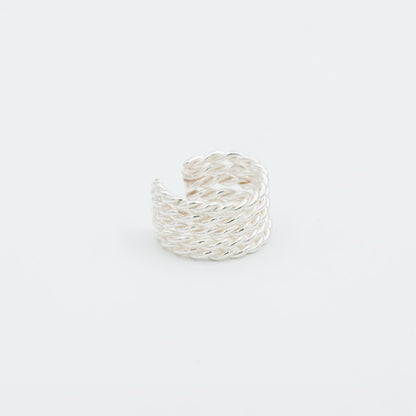 Ear cuff entorchado plata 950 texturizado. Joyería artesanal moderna. Diseño envolvente hecho a mano.