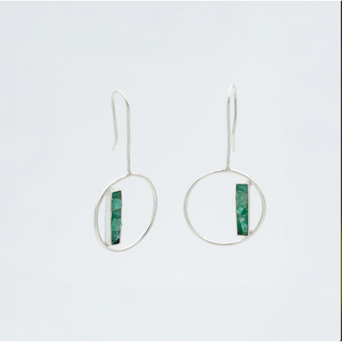 Arete circulo Plata 950 con barra Esmeraldas