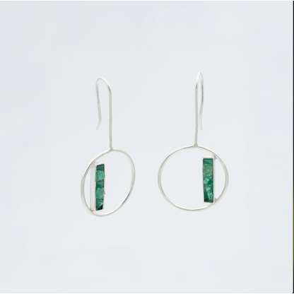 Arete circulo Plata 950 con barra Esmeraldas